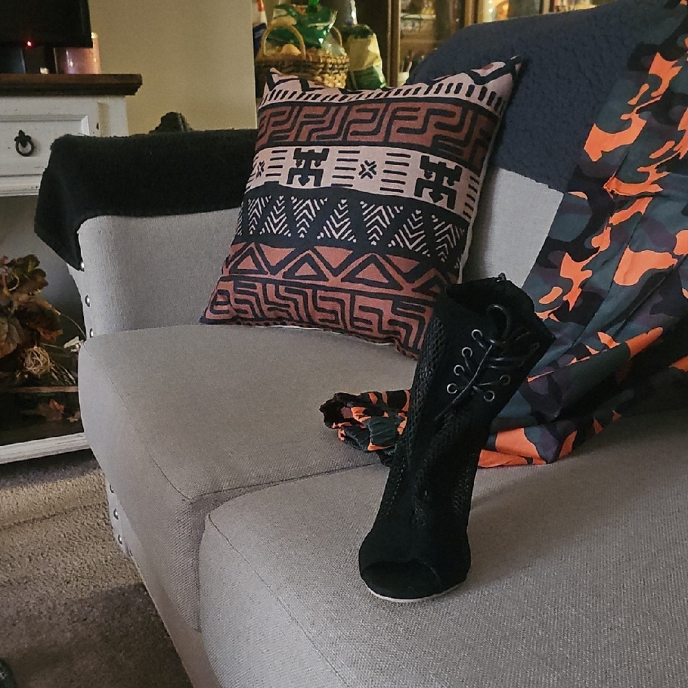 DC Black and Tan Accent Pillows for Stylish Home Decor